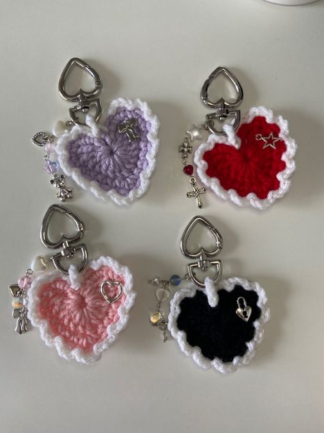 Small White Crochet Projects, Crochet Keychains Easy, Small Crochet Gifts For Friends, Heart Crochet Keychain, Crochet With Charms, Crochet Keychain With Beads, Crochet Products To Sell, Crochet Buissnes, Croquette Crochet