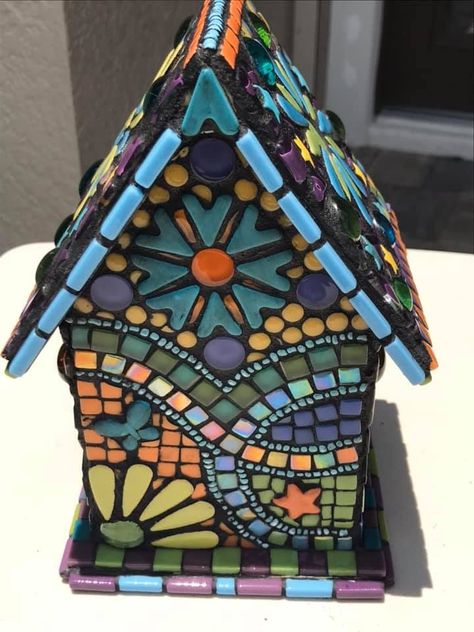 Mosaic Fairy House, Mosaic Bird Houses, Mosaic Birdhouse, Birdhouse Ideas, Mosaic Birdbath, Birdhouse Craft, Bird Houses Ideas Diy, Whimsical Painted Furniture, Mosaic Garden Art