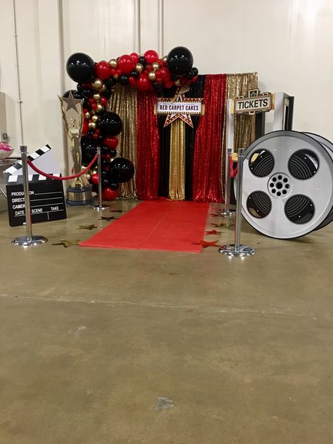 Balloon backdrop/props Hollywood Theme Photo Backdrop, Old Hollywood Ball Theme, Oscar Photo Booth, Prom Dance Decorations, Old Hollywood Photo Backdrop, Hollywood Photo Backdrop, Hollywood Theme Backdrop, Vip Decoration Ideas, Hollywood Hallway Theme