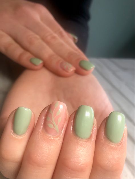 Cute Short Nail Sets Green, Peach And Sage Nails, Green And Coral Nails, Sage Nails Design, Sage Nails, Leaf Nails, Green Nail Art, Cute Short Nails, Peach Nails