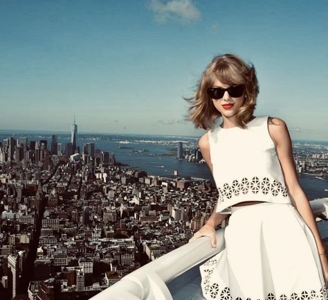 Travel To Nyc, Taylor Swift New York, Song Covers, Estilo Taylor Swift, Taylor Swift 1989, 13 Days, Red Taylor, Taylor Swift Album, Taylor Swift Wallpaper