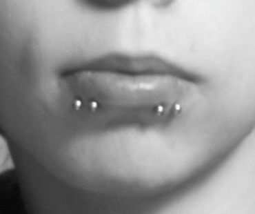 Shark Bites Piercing Aesthetic, Shark Bites Piercing Rings, Snakebite Piercing Aesthetic, Shark Bites Piercing, Piercing And Tattoo, Dream Piercings, Spiderbite Piercings, Pjo Oc, Snake Bite Piercing