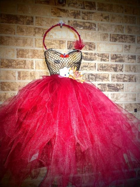 Chicken Wire Dress Form Diy, Dollar Tree Dress Form, Wire Trash Can Ideas Dollar Stores, Wire Dress Form Decor Ideas, Dress Form Decor Ideas, Mannequin Art Ideas, Dress Form Diy, Christmas Mannequin, Dress Form Decor