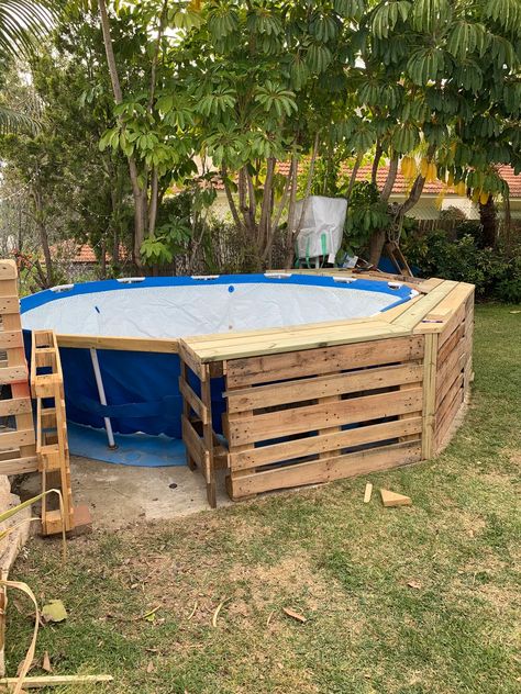 Pool Pallet | Pool Pallet Piscina Pallet, Pallet Pool, Decks Around Pools, Ideas De Piscina, Pallet Deck, Deck Piscina, Cheap Pool, Pool Deck Plans, Pool Decking