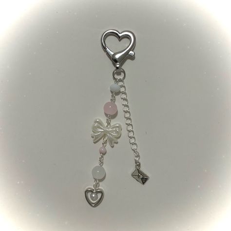 torocharms on ig cute pink bow keychain beaded Bow Phone Charm, Gantungan Hp Manik-manik, Beads Keychain Ideas, Beaded Keychain Ideas, Keychain Beads, Aesthetic Keychain, Stylish Jewelry Accessories, Bow Keychain, Keychain Beaded