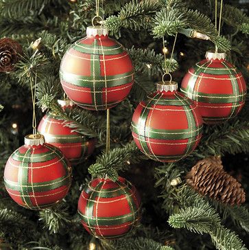 Good old fashioned plaid! English Christmas Decorations, Natal Country, Plaid Ornaments, Tartan Plaid Christmas, English Christmas, Traditional Holiday Decor, Tartan Christmas, Holiday Sparkle, Noel Christmas