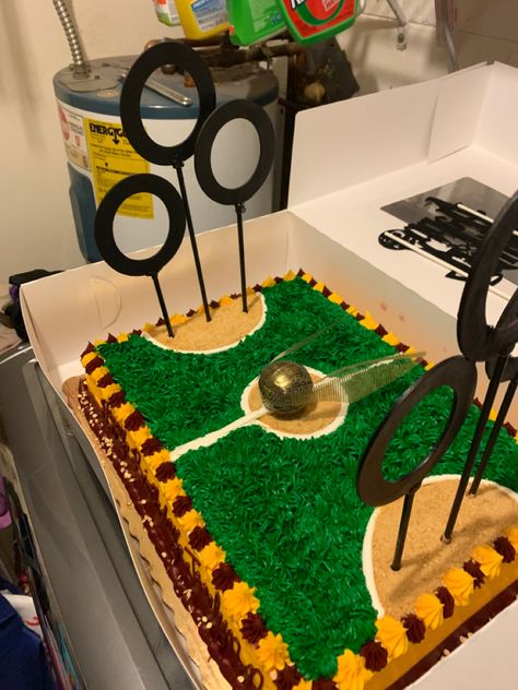 Quidditch Harry Potter Gryffindor cake Harry Potter Quidditch Cake, Quidditch Cake Ideas, Quidditch Birthday Cake, Quidditch Cake, Sarah Duck, Cake For Birthday, Harry Potter Quidditch, Harry Potter Theme Party, Anniversaire Harry Potter