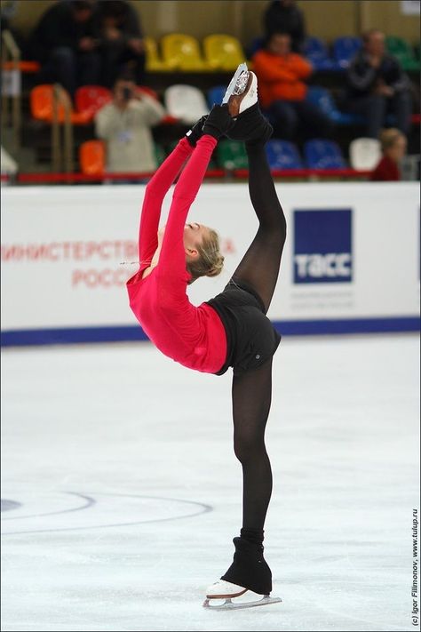 Elena Radionova, Figure Skating Outfits, Skate 3, Ice Skating Outfit, Skating Aesthetic, Sports Aesthetic, Ice Skaters, Figure Skaters, Practice Outfits