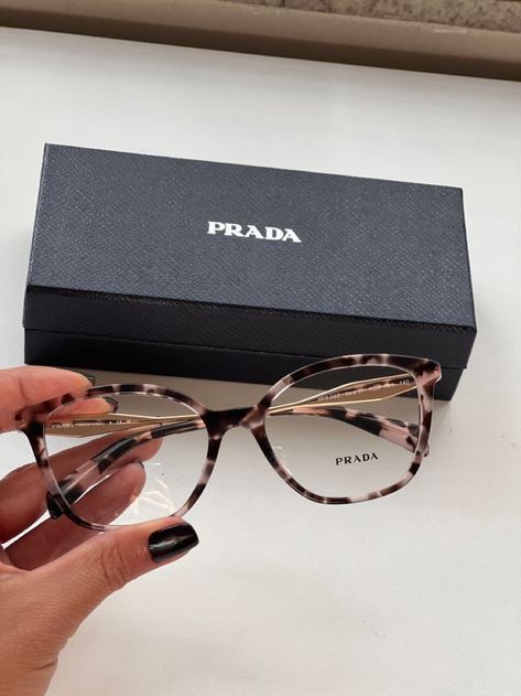 Prada Glasses Frames Woman, Designer Glasses Frames Women, Glasses Prada, Cute Glasses Frames, Elegant Glasses, Classy Glasses, Glasses Frames Trendy, Glasses Inspiration, Designer Glasses Frames