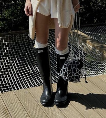 School Boots, Rainboots Outfit, Masc Lesbian, Summer Boots Outfit, Rain Boot Outfit, Hunter Boots Outfit, Country Gal, Fall Outfit Inspiration, Skor Sneakers