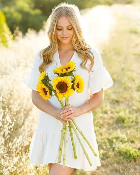 Senior Pictures With Sunflowers, Pictures With Sunflowers, Sunflower Shoot, Sunflower Photos, Sunflower Field Photography, Sunflower Field Pictures, Field Senior Pictures, Sr Pictures, Sunflower Photoshoot