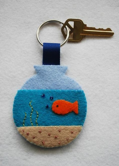 Key on Fishbowl Keychain Pompon Tulle, Felt Keyring, Felt Keychain, Felt Crafts Diy, Pola Sulam, Felt Patterns, Felt Brooch, Free Quilting, Felt Diy