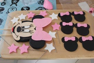 Theresas Backstube: Minnie Mouse Minnie Mouse Template, Maya Mia, Minnie Mouse Birthday Cakes, Bolo Minnie, Minnie Cake, Clay Crafts For Kids, Cake Pop Recipe, Minnie Party, Minnie Mouse Birthday Party