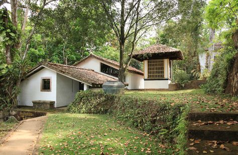 Lunuganga Estate, Bentota Sri Lanka, Cob House Plans, Geoffrey Bawa, Indian House Design, African Inspired Decor, Farm Plans, Kerala Houses, Casa Container