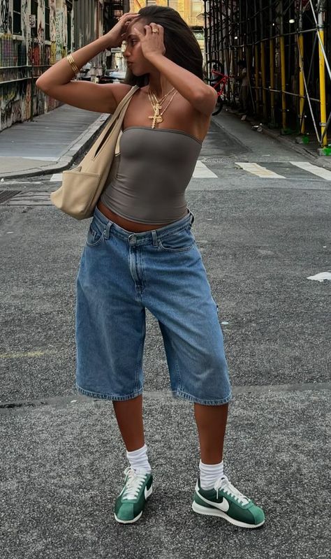 Jean Short Outfits, Streetwear Mode, Tank Top Outfits, Looks Street Style, Women's Casual Style, Festival Looks, Fashion Mistakes, Alternative Outfits, 10 Pounds