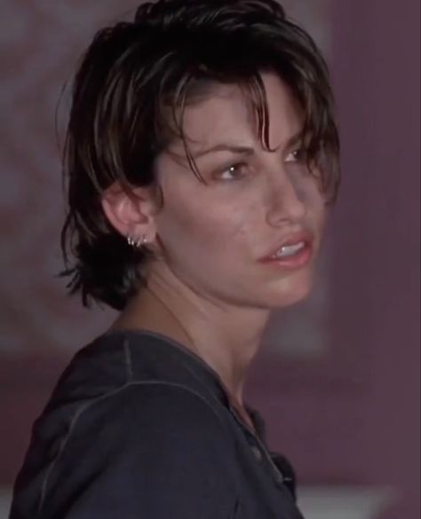 Short Haired Movie Characters, Gina Gershon Short Hair, Corky Bound 1996 Haircut, Corky Bound Haircut, Corky Haircut, Corky And Violet, Corky Bound 1996, Dyke Haircut, Dyke Hair