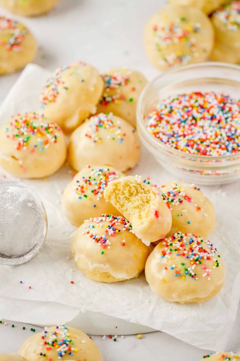 weather if you are italian or Not these Italian Sprinkle Cookies are going to become a classic in your house. They are such a simple cookies and so delicaitly Italian Sprinkle Cookies, Thumbprint Cookies With Icing, Chocolate Marshmallow Cookies, Italian Almond Cookies, Peppermint Sugar Cookies, Marshmallow Cookies, Breakfast Recipes Sweet, Simple Cookies, Cookie Ball