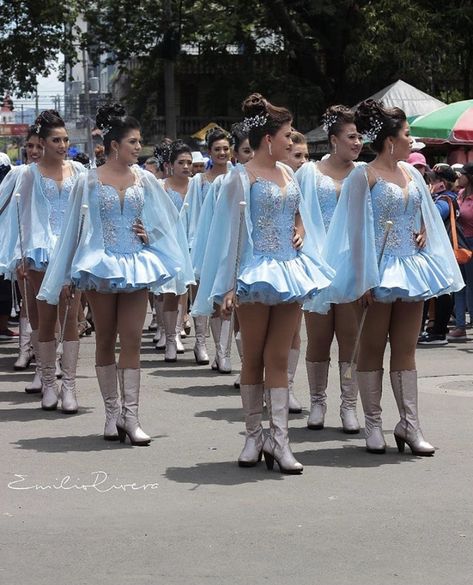 Cachiporristas celebrando la independencia de El Salvador. El Salvador Traditional Dress, El Salvador Outfits, El Salvador Clothes, Majorette Outfits, Majorette Costumes, Drum Majorette, Baton Twirling, Cheerleading Outfits, Cute Lazy Day Outfits