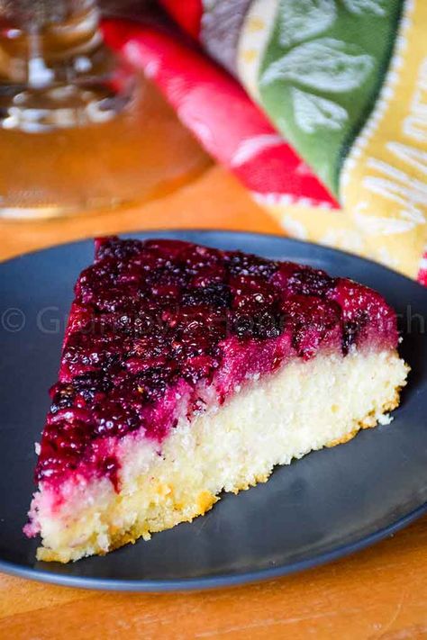 Blackberry Upside Down Cake - Grumpy's Honeybunch Blackberry Upside Down Cake Recipe, Blackberry Angel Food Cake, Chocolate Upside Down Cake, Blackberry Upside Down Cake, Diner Cake, Snacking Cakes, Blueberry Upside Down Cake, Magical Food, Blackberry Dessert