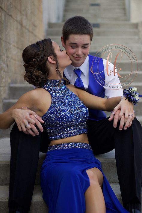 Prom Pics On Stairs, Prom Pictures On Stairs, Hoco Photography Poses, Prom Photoshoot Couples Cute Poses, Family Prom Pictures, Indoor Prom Picture Ideas, Senior Prom Picture Ideas, Prom Portraits Photo Shoots, Unique Prom Photos