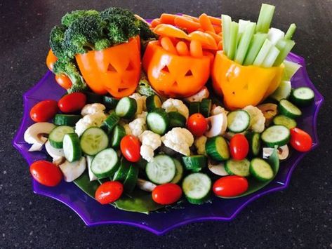 Veggie Tray For Halloween, Spooky Halloween Veggie Tray, Halloween Theme Veggie Tray, Halloween Vegetables Dishes, Easy Halloween Veggie Tray, Halloween Themed Veggie Tray, Halloween Veggie Charcuterie Board, Halloween Fruit And Veggie Tray, Hocus Pocus Veggie Tray