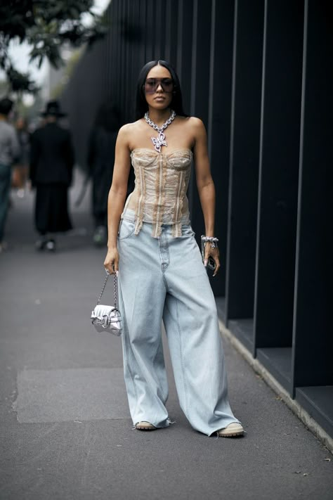 Corset Street Style, Miami Ootd, Strapless Top Outfit, Oversize Jeans, Street Style Milan, Fashion Week Inspiration, Corset Fashion Outfits, Fashion Week 2024, Denim Street Style