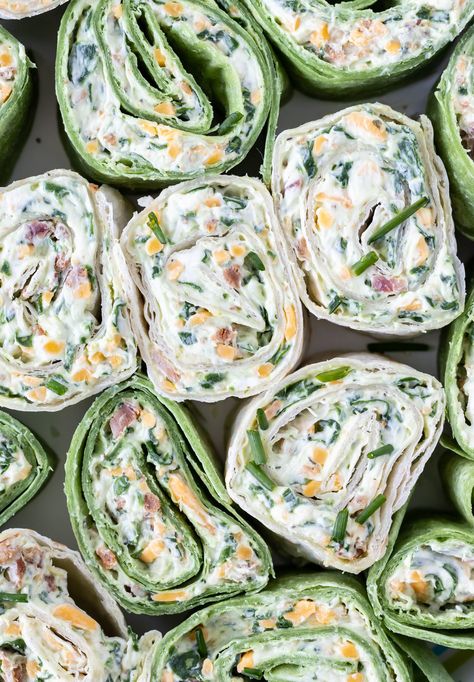 Bacon Spinach Roll Ups via @wonkywonderful Chicken Bacon Roll Ups, Spinach Rolls Recipe, Spinach Wraps Recipes, Vegetable Roll Ups, Appetizer Foods, Spinach Tortilla Wraps, Pinwheel Wraps, Spinach Roll Ups, St Patricks Food