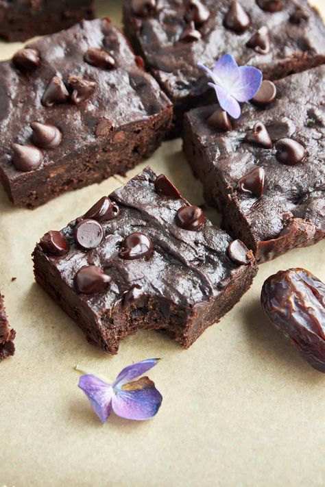 Prepare these fudgy date brownies with simple ingredients for a better-for-you dessert that's moist, decadent, and full of chocolate! Low Gi Desserts, Date Brownies, Brownie Recipes Healthy, Can Black Beans, Fudgy Brownie Recipe, Black Bean Brownies, Bean Brownies, Healthy Brownies, Date Recipes