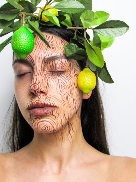 IG: Glowgetter_mariana #treemakeuplook #environment #tree #makeup #greenmakeup #artisticmakeup Into The Woods Makeup Ideas, Tree Costume Makeup, Tree Spirit Costume, Face Painting Costume, Halloween Tree Costume, Tree Makeup Halloween, Willow Tree Costume, Woodland Creatures Makeup, Tree Ent Costume