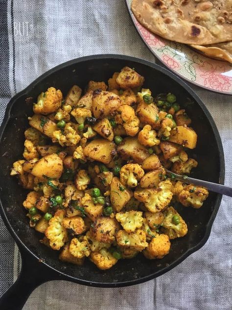 Aloo Gobi Matar Dry Recipe Gobi Recipes, Curry Recipes Vegetarian, Indian Side Dishes, Aloo Gobi, Naan Recipe, Vegetarian Curry, Halal Recipes, Green Peas, Tasty Bites