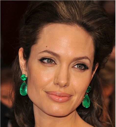 The 115 carat Columbian emerald earrings that Angelina Jolie wore in 2009 actually caused a surge in emerald sales! These Lorraine Schwartz stunners are worth 2.5 million. Jolie also wore a 65 carat emerald ring worth over 1 million. #emeralds #Oscars #Oscarjewelry #jewelry Angelina Jolie Emerald Earrings, Sea Creature Jewelry, Expensive Earrings, Oscar Jewelry, Angelina Jolie Makeup, Red Carpet Jewelry, Angelina Jolie Photos, Emerald Earrings Drop, Red Carpet Beauty