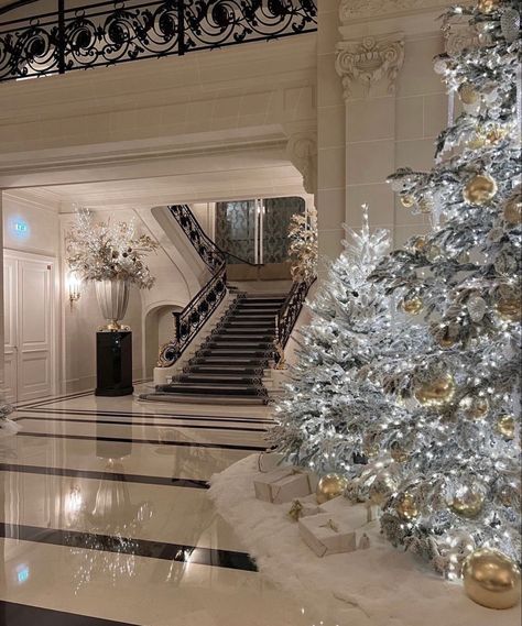 Luxury Christmas Decor, Luxury Christmas Tree, Christmas Background Images, Filthy Animal, Christmas Feeling, Mansion Interior, Christmas Wonderland, Christmas Mood, Big Wedding