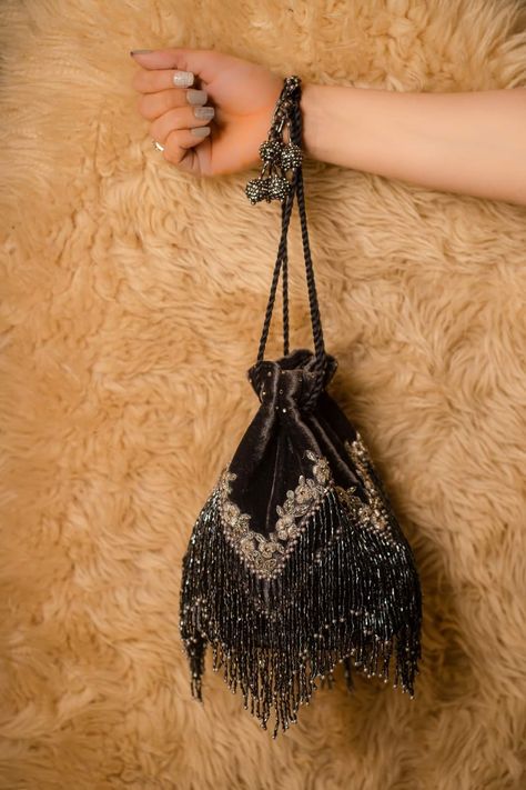 Black Potli Bags, Vintage Beaded Bag, Reticule Bag, Bags Patterns, Bags Ideas, Bridal Handbags, Pouch Bags, Velvet Purse, Embellished Bags