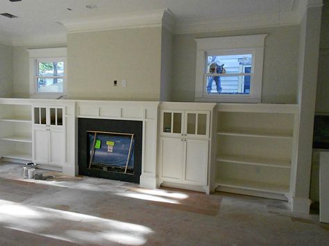 1609 ARLINGTON ST HOUSTON, TX 77008: Photo The fireplace is classic Modern Bungalow, with its two-tiered depth and mix of open shelves for books and closed component shelving. Craftsman Fireplace With Built Ins, Bungalow Basement, Craftsman Fireplace, Open Bookshelf, Fireplace Bookshelves, Built In Shelves Living Room, Fireplace Built Ins, Craftsman Style Homes, Fireplace Remodel