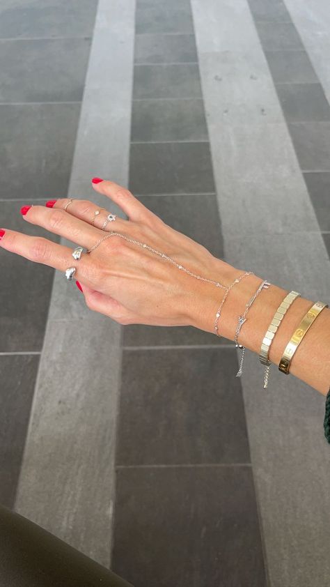 Fly bracelet, hand jewellery, a clouded ring. Delicate, high-quality silver jewellery for everyday wear Silver Bracelet Stack, Hand Jewellery, Hand Chain Bracelet, Ring Bracelet Chain, Paris Mode, Hand Bracelet, Dope Jewelry, Classy Jewelry, Stacked Jewelry