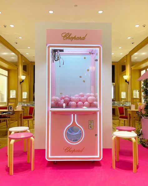 Claw Machine Business, Cosmetic Vending Machine, In Store Activation, Pink Claw Machine, Cool Vending Machine Ideas, Brand Experience Activation, Claw Vending Machine, Arcade Claw Machine, Event Activations