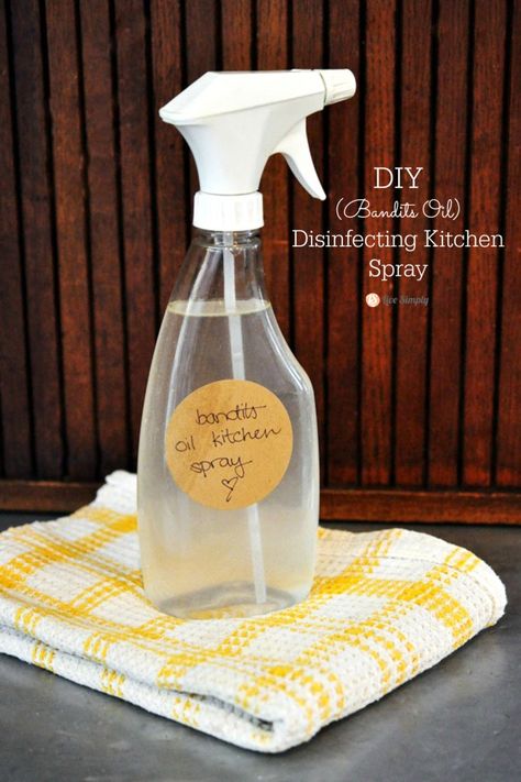 DIY Disinfecting Kitchen Spray with Bandits or Thieves Oil Counter Cleaner, Thieves Oil, Bathroom Spray, Clean Baking Pans, Cleaning Diy, Kitchen Spray, Cleaner Recipes, Deep Cleaning Tips, Homemade Cleaning Products