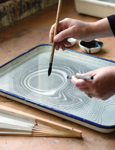 La technique japonaise du Suminagashi (墨流し - « encre coulante ») est un art décoratif qui consiste à réaliser des marbrures à l'encre sur papier. Suminagashi Art, Small Jam Jars, Marbling Fabric, Marbling Techniques, Japanese Water, Hemp Leaf, Sumi Ink, Tinta China, Chinese Ink