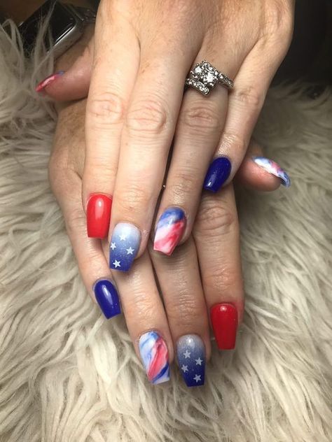 Ladies, it is time to be more patriotic and rock on with these gorgeous ideas for 4th of July nails! Memorial Day Nails, Patriotic Nails Design, Firework Nails, America Nails, Patriotic Nails, Spring Break Nails, Usa Nails, Easy Designs, Fourth Of July Nails