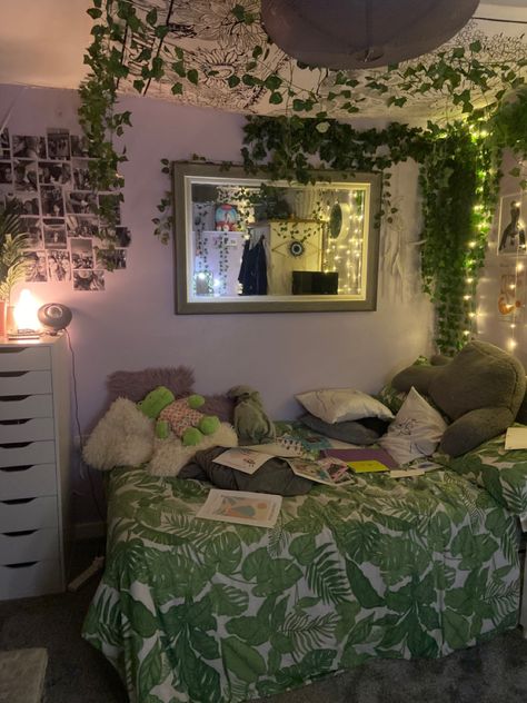 Green Purple Room Ideas, Purple And Green Bedroom Aesthetic, Cool Room Decor, Home Decor Aesthetic, Wallpaper Home Decor, Steampunk Decor, Room Redesign, Home Aesthetic, Fairy Light