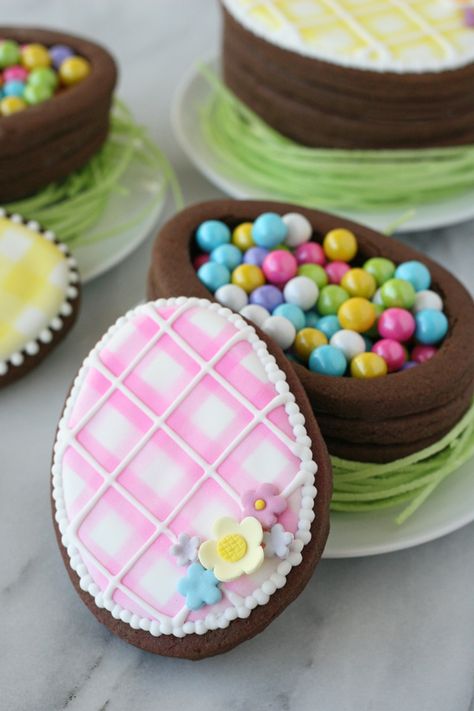 Easter Egg Cookie Boxes - Such a beautiful and creative idea!  - Recipe: http://www.glorioustreats.com/2014/04/easter-egg-cookie-boxes.html Easter Egg Cookie, Egg Shaped Cookies, Easter Egg Cookies, Easter Bunny Cookies, Easter Sweets, Cookie Boxes, No Egg Cookies, Chocolate Roll, Chocolate Malt