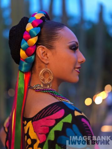 Trenzado típico, México. Mexican Hairstyles, Traditional Mexican Dress, Ballet Folklorico, Mexican Traditions, Mexican Fashion, Mexican Women, Mexican Party, Traditional Mexican, Mexican Wedding