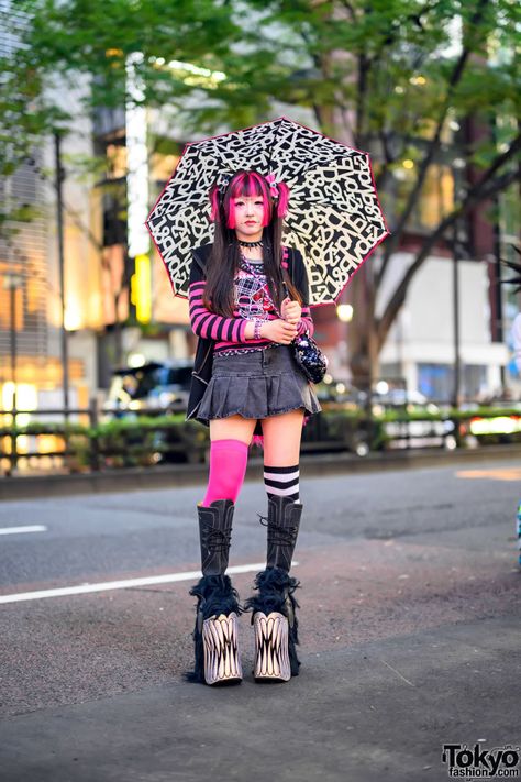 Harajuku 1990s x Vampire Street Style w/ Swear Boots & Bananafish Japanese Vampire, Japanese Punk Fashion, Harajuku Boots, Fashion College Student, Kawaii Street Fashion, Sweet Board, Japanese Punk, Bunka Fashion College, Monster High Draculaura