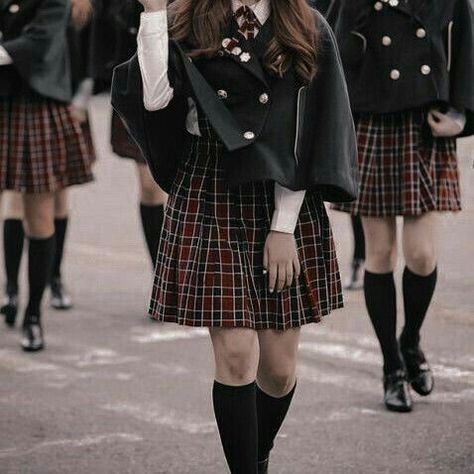 Dark Academia Uniform, Uniform Aesthetic, Dark Academia School, Private School Uniforms, Boarding School Aesthetic, Gallagher Girls, Outfit School, Red Can, School Uniform Fashion