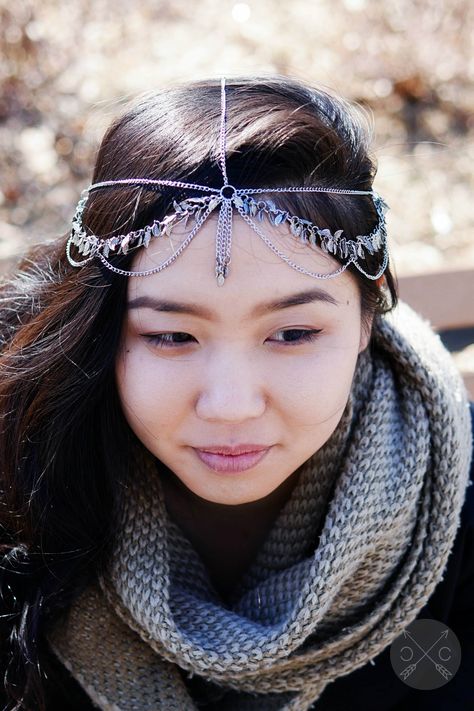 Whip up these DIY head chains in under an hour. Just in time for Coachella and festival season! Beach Bridal Hair, Boho Bridal Headband, Head Chains, Bohemian Bridal Hair, Silver Hair Accessory, Goth Bride, Bohemian Headpiece, Bridal Hair Chain, Gold Headpiece Wedding