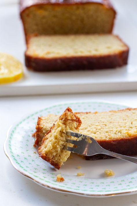 Sunshine in a Slice! This light and fluffy lemon drizzle cake is both gluten-free and sugar-free. Made with natural xylitol for sweetness and almond & oat flour for a deliciously light cake. It's the perfect sugar free lemon cake for diabetics, those following a low-carb diet, or anyone craving a healthier sweet teatime treat. Cake For Diabetics, Sugar Free Lemon Cake, Light Cake, Lemon Drizzle Cake, Drizzle Cake, Healthy Baby Food, Light Cakes, Lemon Drizzle, Almond Flour Recipes