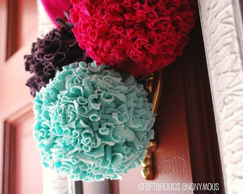 T-shirt pom poms. I have a stack of shirts waiting for a craft like this! Diy Slinger, Pom Pom Tutorial, How To Make A Pom Pom, Recycled T Shirts, Tshirt Crafts, Old T Shirts, T Shirt Yarn, Crafty Projects, Crafty Craft