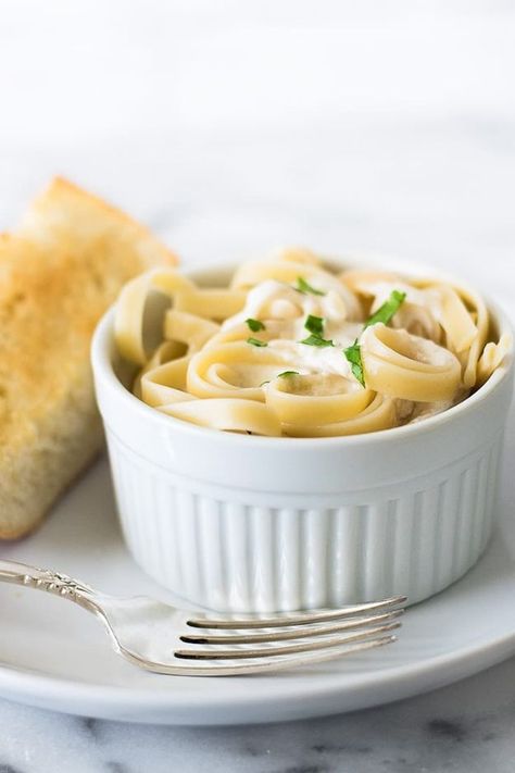 Easy Dinner Ideas for One - Quick and Easy Fettuccine Alfredo for One - Quick, Fast and Simple Recipes to Make for a Single Person - Freeze and Make Ahead Dinner Recipe Tips for Best Weeknight Dinners for Singles - Chicken, Fish, Vegetable, No Bake and Vegetarian Options - Crockpot, Microwave, Healthy, Lowfat Options http://diyjoy.com/easy-dinners-for-one Alfredo For One, Fetuchini Alfredo, Easy Fettuccine Alfredo, Easy Fettuccine, Easy Dinners For One, Easy Microwave Recipes, Cheesy Pasta Recipes, College Recipes, One Person Meals