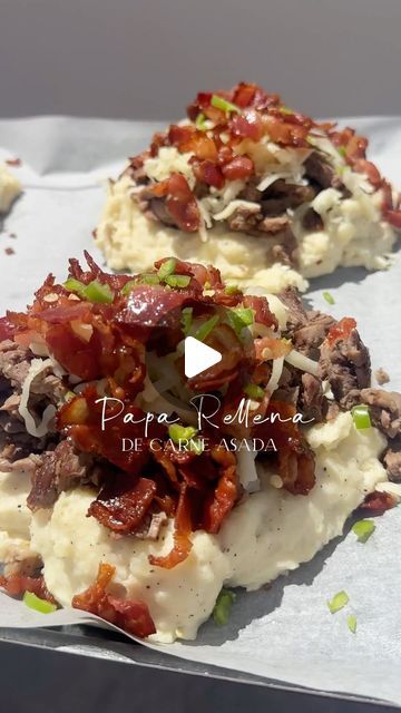 KENY ECHAVARRIA | FOODIE on Instagram: "Papa Rellena de Carne Asada

Para el puré de papa:
6 papas blanca
500 ml de crema
1 cda sopera de sazonador de caldo de pollo
Sal al gusto
Pimienta al gusto
45 gr de mantequilla
opcional queso crema

Complementos:
600 gr de Carne asada
250 gr de Tocino
Chile serrano al gusto
Queso manchego rallado

1. Lavar y cocer 6 papas con suficiente agua y sal, y una vez que las papas estén cocidas retirar la piel y machacarlas. Agregar crema, sazonador de caldo de pollo, sal y pimienta al gusto, mantequilla y opcional queso crema. Incorporar todos los ingredientes.
2. Cubrir una charola con papel para hornear @reynolds_consumer (es buenisimo y tiene antiadherente en ambas capas, ya verán), porcionar puré de papa, carne asada, suficiente queso manchego rallado, Chile Serrano, Queso Manchego, Potatoe Casserole Recipes, 10k Views, Carne Asada, Potato Casserole, May 22, Casserole Recipes, Food Truck