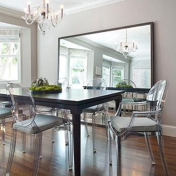 How to decorate a large dining room wall. (except hanging not leaning on floor) Ghost Chair Dining Room, Ghost Chairs Dining, Dining Room Feature Wall, Mirror Dining Table, Chic Dining Room, Mirror Dining Room, Grey Dining Room, Dining Design, Grey Dining